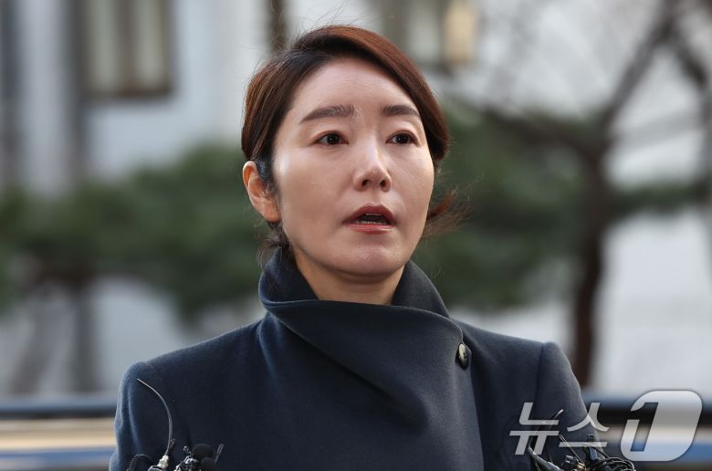 공천헌금 1억원을 수수한 혐의를 받는 강선우 무소속 의원이 20일 서울 마포구 서울경찰청 광역수사단 공공범죄수사대에 조사를 받기 위해 출석하며 취재진 질문에 답하고 있다. 2026.1.20/뉴스1 ⓒ News1 김도우 기자