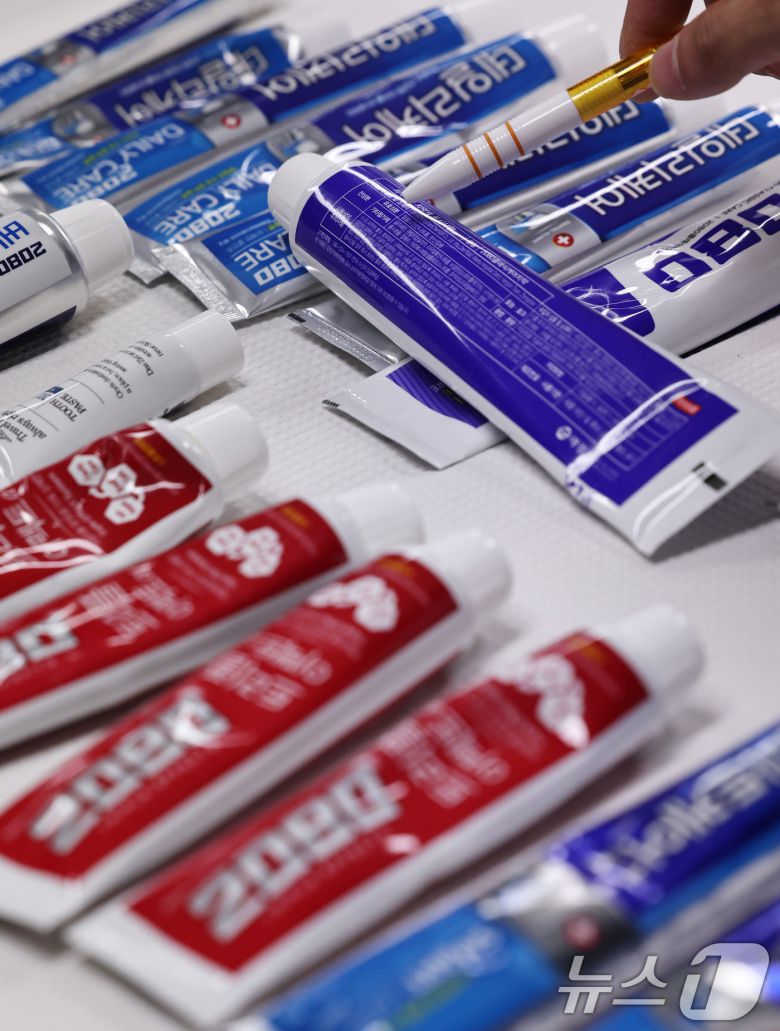 20일 오후 양천구 서울지방식약청 브리핑실에 트리클로산이 검출된 애경 2080치약이 진열돼 있다. 2026.1.20/뉴스1 ⓒ News1 구윤성 기자