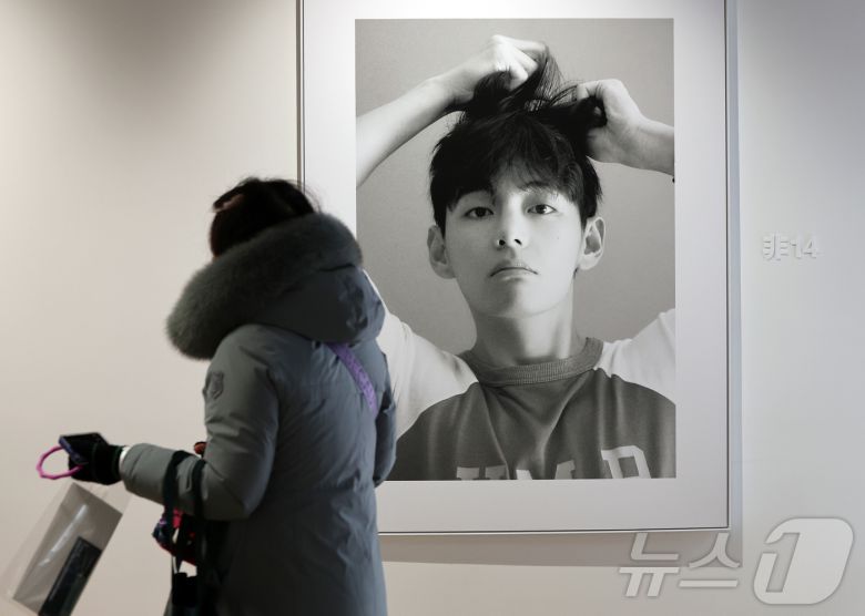 20일 오후 서울 중구 프리즈 하우스 서울에서 열린 BTS 뷔의 포토북 ‘타입 비(TYPE 非)’ 발간 기념 오프라인 전시 ‘뷔 타입 비 : 온-사이트 인 서울(V TYPE 非 : ON-SITE IN SEOUL)’을 찾은 관람객들이 전시물을 관람하고 있다. 2026.1.20/뉴스1 ⓒ News1 김진환 기자