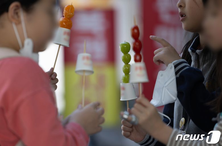 서울시내 거리에서 어린이들이 탕후루를 먹고 있다. 2023.10.10/뉴스1 ⓒ News1 이재명 기자