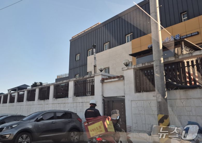 20일 인천 강화군 중증장애인거주시설 색동원을 찾은 우체국 직원이 소포 전달을 위해 쪽문 앞에 서있다.이시명 기자/뉴스1