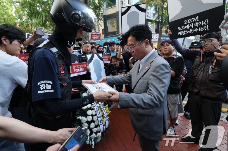 김영훈 고용노동부 장관이 지난해 서울 중구 민주노총에서 열린 간담회에 앞서 라이더유니온 조힙원들로부터 배달노동자 산재 사고 대책을 촉구하는 서한문을 전달받고 있다. ⓒ News1 오대일 기자