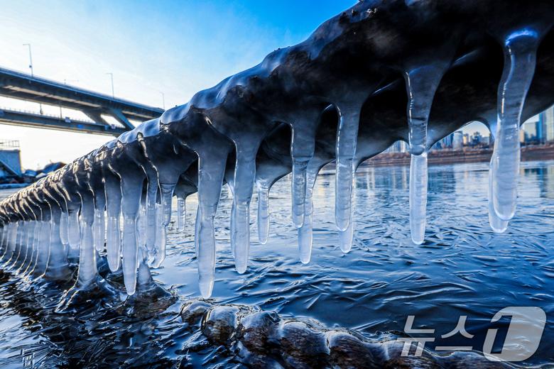 한파주의보가 발효된 20일 서울 광진구 인근 한강에 고드름이 얼어있다.  2026.1.20/뉴스1 ⓒ News1 이호윤 기자