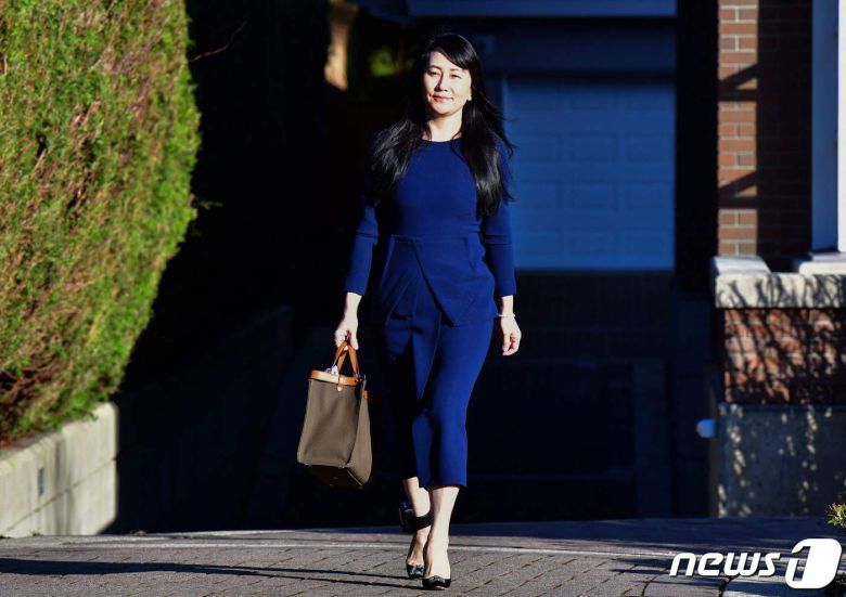 멍완저우 중국 화웨이 부회장 겸 최고재무책임자가 15일(현지시간) 캐나다 밴쿠버에 있는 브리티시 컬럼비아주 대법원에서 열리는 공판에 참석하기 위해 자택을 나서고 있다. ⓒ AFP=뉴스1 ⓒ News1 우동명 기자