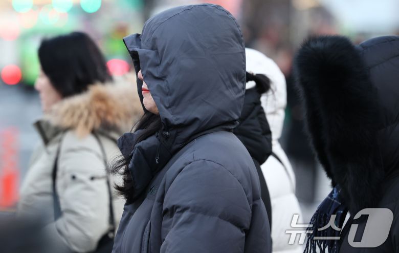 중부지방을 중심으로 한파특보가 발령된 20일 서울 종로구 세종대로 사거리에서 두터운 옷을 입은 시민들이 이동하고 있다. 2026.1.20/뉴스1 ⓒ News1 최지환 기자