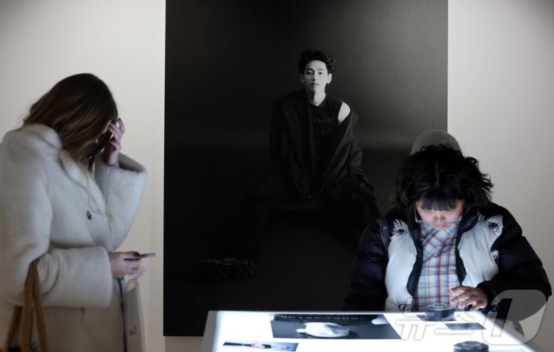 20일 오후 서울 중구 프리즈 하우스 서울에서 열린 BTS 뷔의 포토북 ‘타입 비(TYPE 非)’ 발간 기념 오프라인 전시 ‘뷔 타입 비 : 온-사이트 인 서울(V TYPE 非 : ON-SITE IN SEOUL)’을 찾은 관람객들이 전시물을 관람하고 있다. 2026.1.20/뉴스1 ⓒ News1 김진환 기자