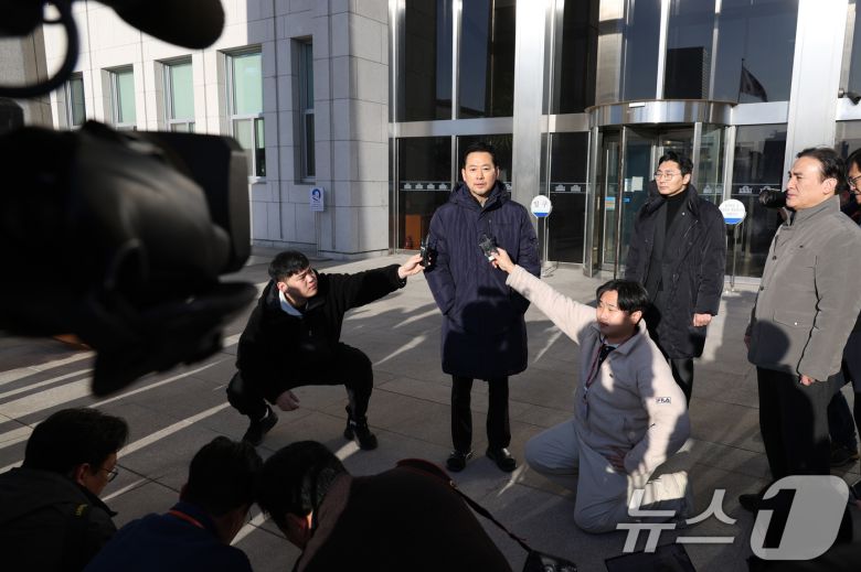 단식 농성 중인 장동혁 국민의힘 대표가 20일 서울 여의도 국회에서 산책을 하며 취재진의 질의에 답변하고 있다. 2026.1.20/뉴스1 ⓒ News1 신웅수 기자