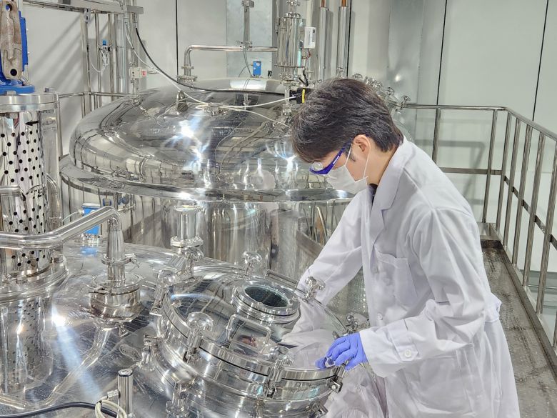 지투지바이오 연구원이 생산시설을 살펴보고 있다.(지투지바이오 제공)/뉴스1
