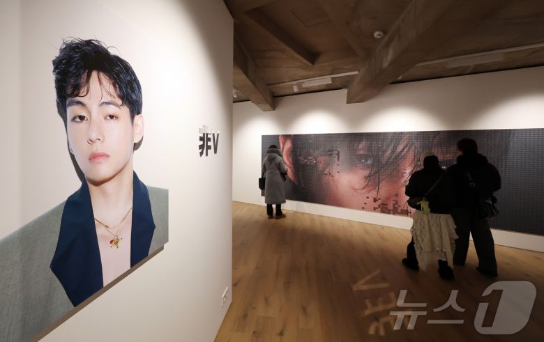 20일 오후 서울 중구 프리즈 하우스 서울에서 열린 BTS 뷔의 포토북 ‘타입 비(TYPE 非)’ 발간 기념 오프라인 전시 ‘뷔 타입 비 : 온-사이트 인 서울(V TYPE 非 : ON-SITE IN SEOUL)’을 찾은 관람객들이 전시물을 관람하고 있다. 2026.1.20/뉴스1 ⓒ News1 김진환 기자