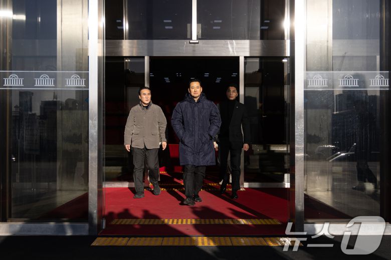 더불어민주당의 통일교 및 공천뇌물 특검 수용을 촉구하며 6일째 단식을 이어가고 있는 장동혁 국민의힘 대표가 20일 서울 여의도 국회 외부로 나서고 있다. 2026.1.20/뉴스1 ⓒ News1 이승배 기자