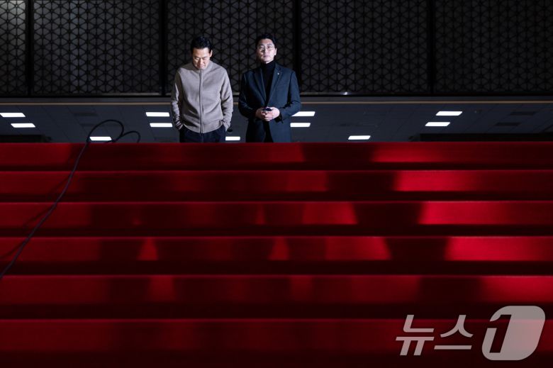 더불어민주당의 통일교 및 공천뇌물 특검 수용을 촉구하며 6일째 단식을 이어가고 있는 장동혁 국민의힘 대표가 20일 서울 여의도 국회 로텐더홀을 거닐고 있다. 2026.1.20/뉴스1 ⓒ News1 이승배 기자