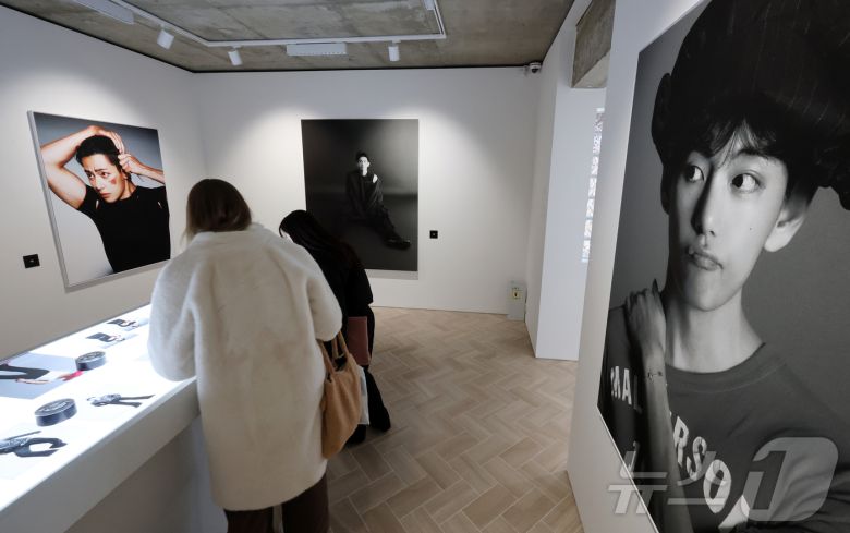 20일 오후 서울 중구 프리즈 하우스 서울에서 열린 BTS 뷔의 포토북 ‘타입 비(TYPE 非)’ 발간 기념 오프라인 전시 ‘뷔 타입 비 : 온-사이트 인 서울(V TYPE 非 : ON-SITE IN SEOUL)’을 찾은 관람객들이 전시물을 관람하고 있다. 2026.1.20/뉴스1 ⓒ News1 김진환 기자