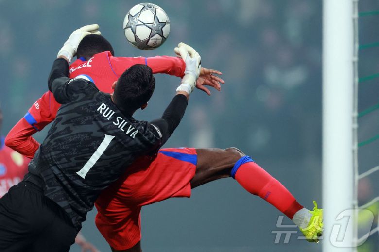 PSG(빨간색 유니폼)는 21일(한국시간) 열린 2025-26 UEFA 챔피언스리그 리그 페이즈 7차전에서 스포르팅 CP에 1-2로 졌다. ⓒ AFP=뉴스1