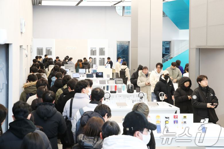 성 강남에서 '갤럭시 S25 시리즈' 사전 개통을 위해 방문한 고객들 모습. (삼성전자 제공. 재판매 및 DB 금지) 2025.8.5/뉴스1