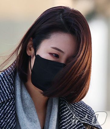 김병기 의원의 공천헌금 수수·아들 부정 편입 의혹의 핵심으로 지목되는 이지희 동작구의원이 21일 오후 서울 마포구 서울경찰청 공공범죄수사대에서 피의자 신분으로 조사를 받기 위해 출석하고 있다. 2026.1.21/뉴스1 ⓒ News1 오대일 기자