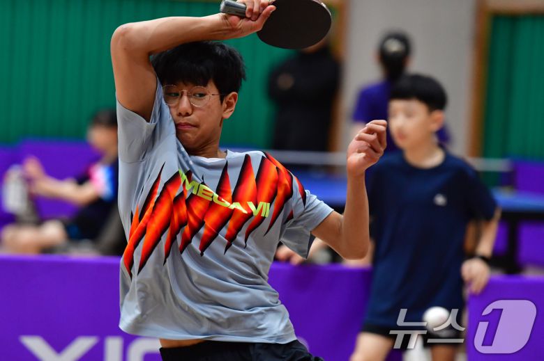 21일 경북 포항시 장량초등학교 체육관에서 열린 제1회 경북 포항동계전지훈련 탁구 스토브리그 대회에서 구미 진평초등학교 최시현(6학년) 선수가 공격하고 있다. 2026.1.21/뉴스1 ⓒ News1 최창호 기자