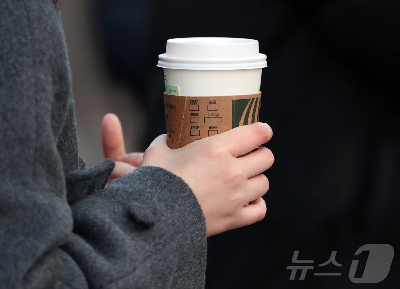 절기상 대한(大寒)인 20일 오전 서울 광화문네거리에서 따뜻한 커피를 든 시민이 출근길 발걸음을 옮기고 있다. 2026.1.20/뉴스1 ⓒ News1 김진환 기자