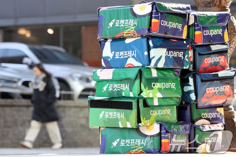 2일 서울 중구 한 빌딩 앞에 쿠팡 배송박스들이 쌓여 있다. 2025.12.2/뉴스1 ⓒ News1 이호윤 기자