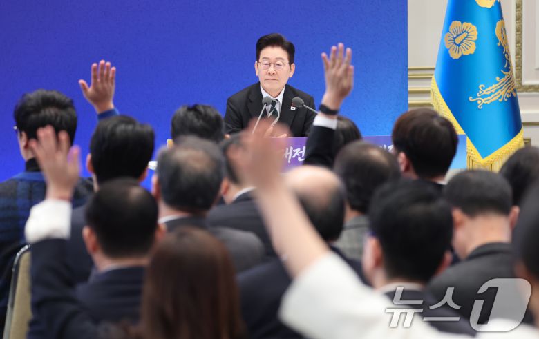 이재명 대통령이 21일 청와대 영빈관에서 열린 신년 기자회견에서 취재진 질문을 받고 있다. 2026.1.21/뉴스1 ⓒ News1 이재명 기자