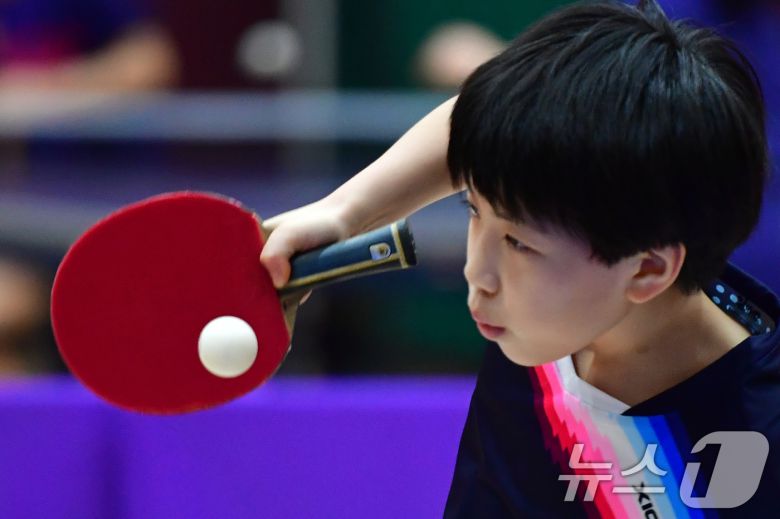 21일 경북 포항시 장량초등학교 체육관에서 열린 제1회 경북 포항동계전지훈련 탁구 스토브리그 대회에서 봉화 상운초등학교 김아영(3학년) 선수가 서브를 넣고 있다.  2026.1.21/뉴스1 ⓒ News1 최창호 기자