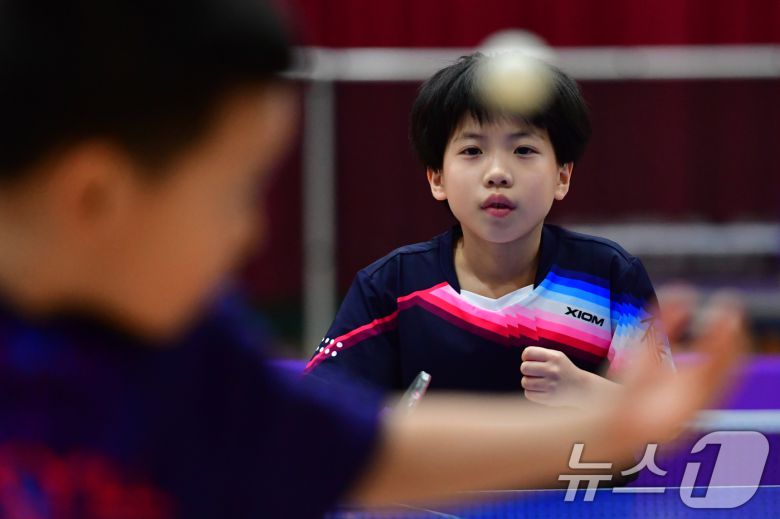 21일 경북 포항시 장량초등학교 체육관에서 열린 제1회 경북 포항동계전지훈련 탁구 스토브리그 대회에서 봉화 상운초등학교 김아영(3학년) 선수가 집중하고 있다. 김아영 선수는 지난해 제3회 유승민 전 IOC위원배 U12 전국탁구대회 1~2학년부 등에 출전해 3번의 우승을 차지한 유망주다. 2026.1.21/뉴스1 ⓒ News1 최창호 기자