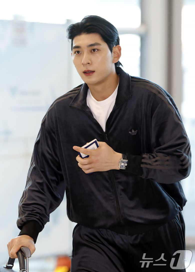 메이저리그(MLB) 샌프란시스코 자이언츠에서 뛰는 이정후가 21일 오후 인천국제공항 2터미널에 도착하고 있다. 올해 메이저리그(MLB) 세 번째 시즌을 맞이하는 이정후는 지난해에는 150경기에 출전해 타율 0.266, 8홈런, 55타점, 10도루, 73득점, OPS(출루율+장타율) 0.735의 성적을 냈다. 2026.1.21/뉴스1 ⓒ News1 박정호 기자