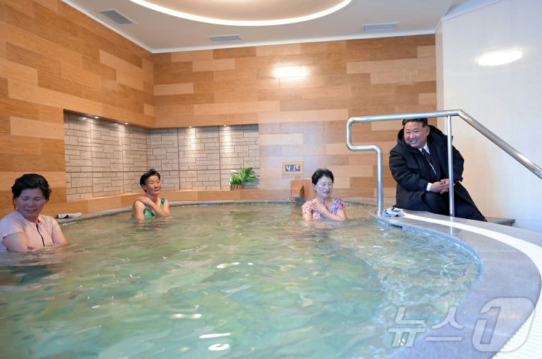 (평양 노동신문=뉴스1) = 북한 노동당 기관지 노동신문은 21일 "온포근로자휴양소 준공식이 1월 20일 성대히 진행되였다"라며 "김정은동지께서 준공식에 참석하시었다"라고 보도했다.. [국내에서만 사용가능. 재배포 금지. DB 금지. For Use Only in the Republic of Korea. Redistribution Prohibited] rodongphoto@news1.kr