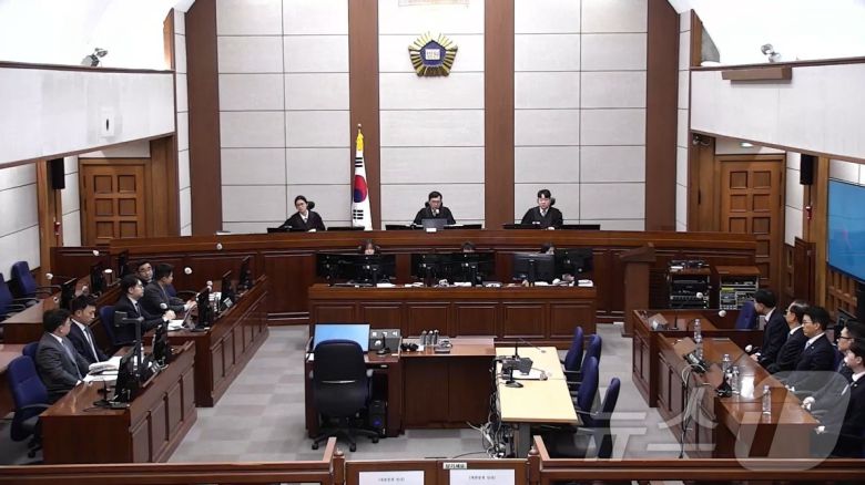 한덕수 전 국무총리가 21일 서울 서초구 서울중앙지방법원에서 열린 내란 우두머리 방조, 내란 중요임무 종사 혐의 사건 1심 선고공판에 출석해 자리에 앉아있다. (서울중앙지방법원 제공 영상 캡쳐. 재판매 및 DB 금지) 2026.1.21/뉴스1