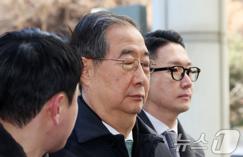 한덕수 전 국무총리가 21일 오후 서울 서초구 서울중앙지법에서 열린 내란 우두머리 방조, 내란 중요임무 종사 혐의 사건 1심 선고공판에 출석하고 있다. 2026.1.21/뉴스1 ⓒ News1 박지혜 기자