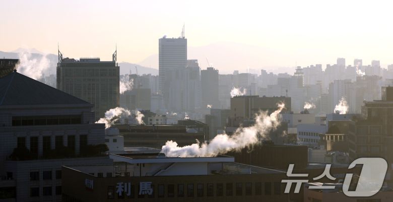 서울 전역에 한파주의보가 발효된 21일 서울 도심 빌딩들이 난방을 가동하며 발생한 수증기가 피어오르고 있다. 2026.1.21/뉴스1 ⓒ News1 임세영 기자