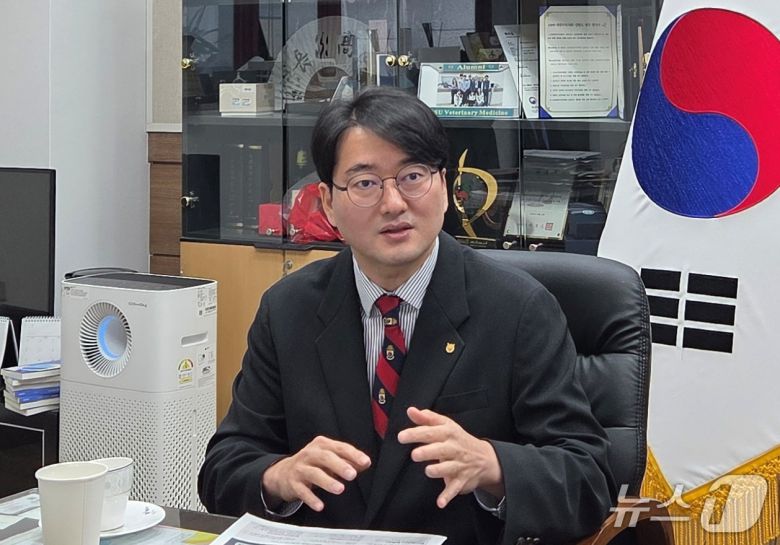 손성일 경기도수의사회 회장 당선인이 9일 성남 수의과학회관에서 기자들과 간담회를 하고 있다. ⓒ 뉴스1