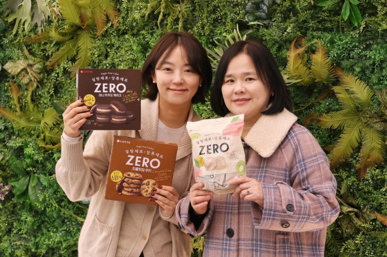 김미영 1형당뇨병환우회 대표(오른쪽)와 이엄지 롯데웰푸드 신성장마케팅팀장이 20일 기념 촬영을 위해 포즈를 취하고 있다.(롯데웰푸드 제공)