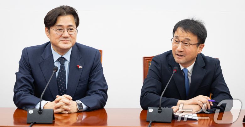 한병도 더불어민주당 원내대표가 21일 서울 여의도 국회에서 홍익표 청와대 신임 정무수석을 접견하고 있다. 2026.1.21/뉴스1 ⓒ News1 유승관 기자