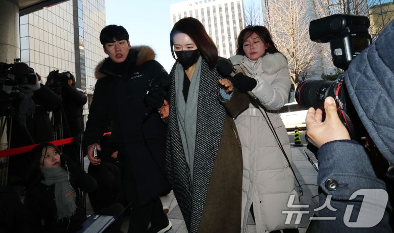 김병기 의원의 공천헌금 수수·아들 부정 편입 의혹의 핵심으로 지목되는 이지희 동작구의원이 21일 오후 서울 마포구 서울경찰청 공공범죄수사대에서 피의자 신분으로 조사를 받기 위해 출석하고 있다. 2026.1.21/뉴스1 ⓒ News1 오대일 기자