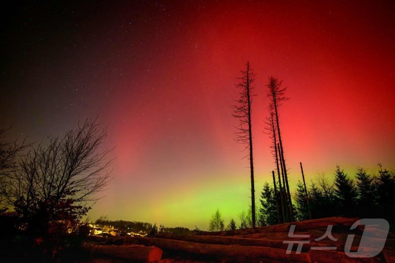 오로라 보레알리스(Aurora Borealis), 즉 북극광이 2026년 1월 19일 독일 서부 노르트라인-베스트팔렌주 브레커펠트 상공에서 관측됐다. 오로라 보레알리스는 북반구에서 관측되는 오로라, 오로라 오스트랄리스는 남반구에서 보이는 오로라를 말한다. 2026.01.19. ⓒ AFP=뉴스1 ⓒ News1 권영미 기자