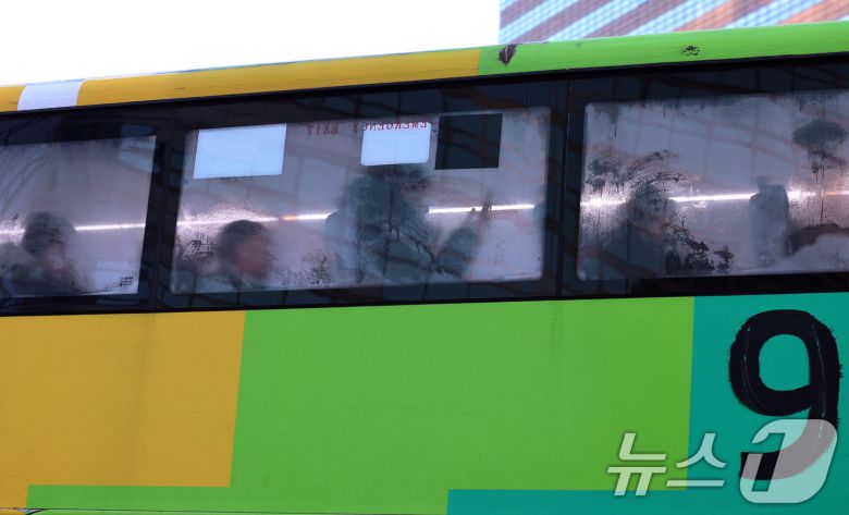 서울 전역에 한파주의보가 내려진 21일 오전 서울 세종대로 광화문역을 지나는 버스의 창문에 김이 서려있다. 2026.1.21/뉴스1 ⓒ News1 구윤성 기자