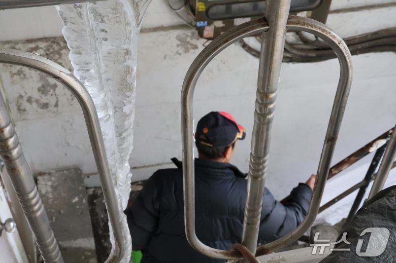 20일 찾은 서울 용산구 동자동 쪽방이 위치한 건물 계단에 고드름이 얼어있는 모습. 2026.01.20/뉴스1 ⓒ News1 권준언 기자