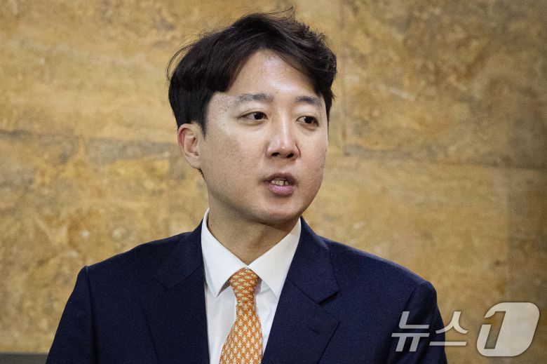 이준석 개혁신당 대표가 21일 서울 여의도 국회에서 단식농성 중인 장동혁 국민의힘 대표와 만난 후 취재진 질문에 답하고 있다. 2026.1.21/뉴스1 ⓒ News1 유승관 기자