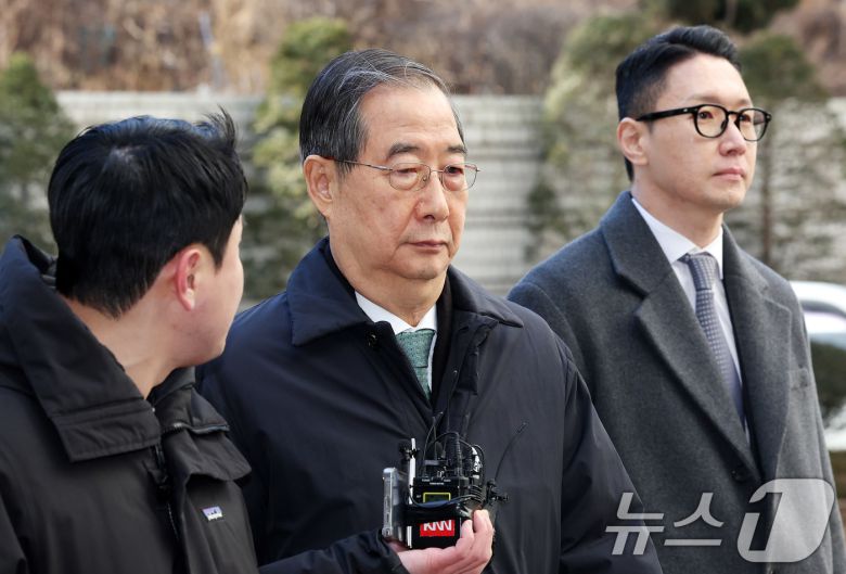 한덕수 전 국무총리가 21일 오후 서울 서초구 서울중앙지법에서 열린 내란 우두머리 방조, 내란 중요임무 종사 혐의 사건 1심 선고공판에 출석하고 있다. 2026.1.21/뉴스1 ⓒ News1 박지혜 기자