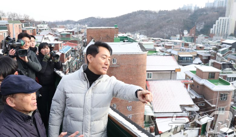 오세훈 서울시장이 19일 서울 관악구 신림7구역에서 재개발 사업대상지 현장 점검을 하고 있다. 2026.1.19/뉴스1 ⓒ News1 김명섭 기자