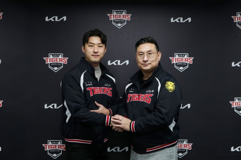 홍건희(왼쪽)가 21일 KIA 타이거즈와 계약 체결 후 심재학 단장과 기념 촬영하고 있다. (KIA 제공)