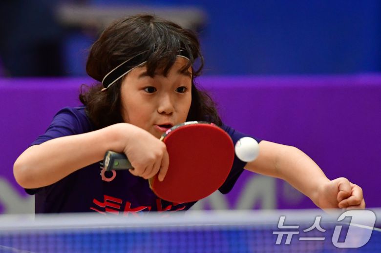 21일 경북 포항시 장량초등학교 체육관에서 열린 제1회 경북 포항동계전지훈련 탁구 스토브리그 대회에서 영천 중앙초등학교 윤도윤(4학년) 선수가 서브를 넣고 있다. 2026.1.21/뉴스1 ⓒ News1 최창호 기자