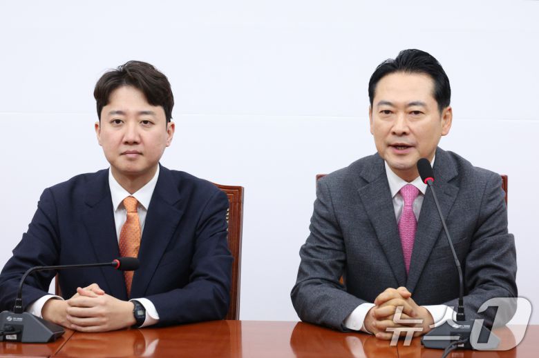 장동혁 국민의힘 대표가 13일 서울 여의도 국회에서 열린 와 이준석 개혁신당 대표와의 회동에서 인사말을 하고 있다. 2026.1.13/뉴스1 ⓒ News1 신웅수 기자