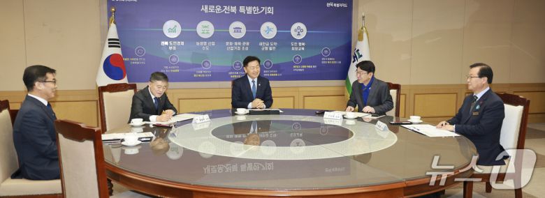 21일 전북도청에서 '전북도·전주·김제·완주, 혁신도시 악취 해결을 위한 업무협약식'이 개최된 가운데 참석자들이 이야기를 나누고 있다.(전북도 제공. 재판매 및 DB금지)/뉴스1