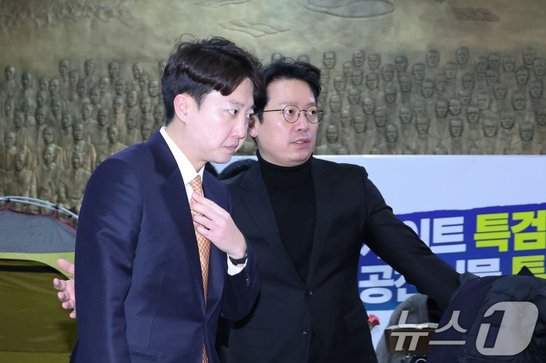 이준석 개혁신당 대표가 21일 서울 여의도 국회 로텐더홀에서 단식 중인 장동혁 국민의힘 대표를 만난 후 농성장을 나서고 있다. 2026.1.21/뉴스1 ⓒ News1 신웅수 기자