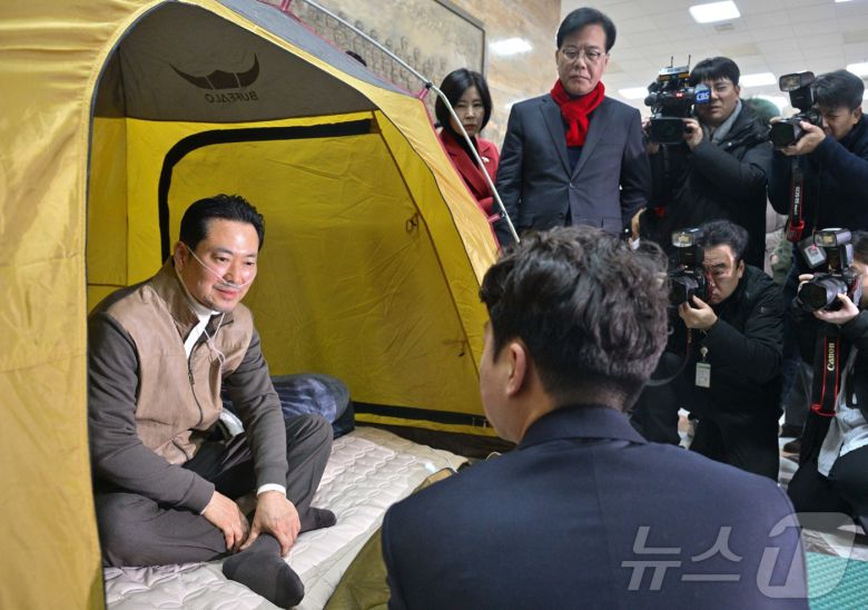 이준석 개혁신당 대표가 21일 오전 국회 로텐더홀에서 단식 7일차인 장동혁 국민의힘 대표를 방문하고 있다. (공동취재) 2026.1.21/뉴스1 ⓒ News1 신웅수 기자