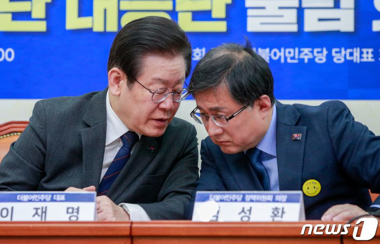 이재명 대통령과 김성환 기후에너지환경부 장관이 지난 2023년, 각각 더불어민주당 대표와 정책위의장 시절 대화하고 있다. 2023.3.22/뉴스1 ⓒ News1 안은나 기자