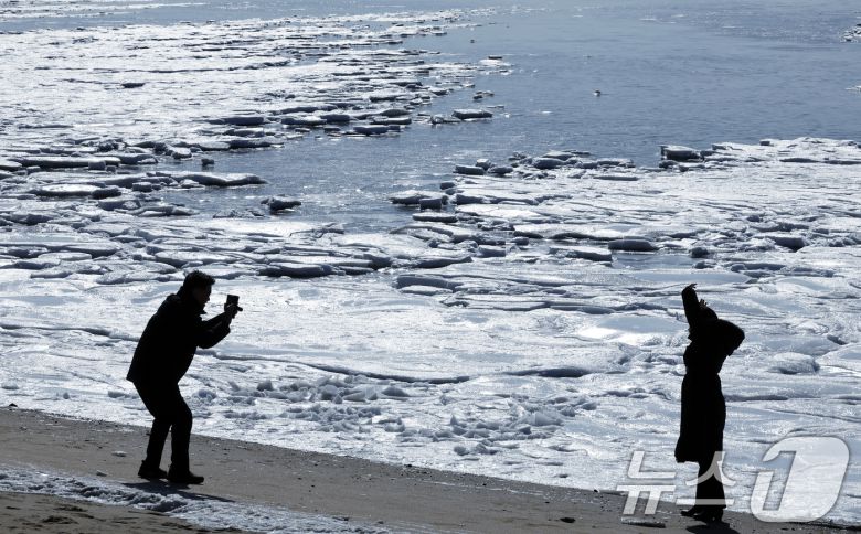 전국 곳곳에 한파특보가 발효돼 맹추위가 이어진 21일 인천 강화도 동막해변 일대가 얼어붙어 있다. 기상청에 따르면 전국 대부분 지역에서는 당분간 아침 기온이 -10도 안팎으로 떨어지고 바람도 강하게 불어 체감온도는 더욱 낮을 것으로 예보했다. 2026.1.21/뉴스1 ⓒ News1 박정호 기자