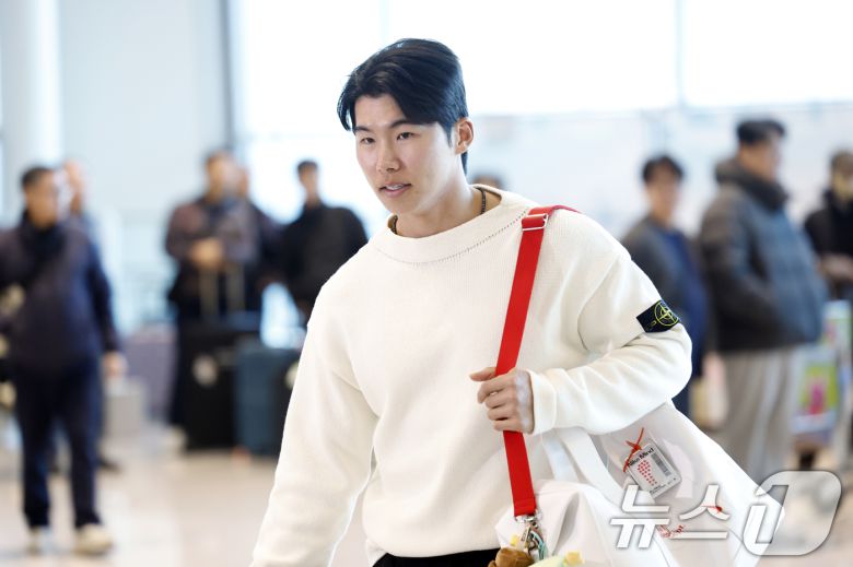 메이저리그(MLB) LA 다저스에서 뛰는 김혜성이 21일 오후 인천국제공항 2터미널에 도착하고 있다. 빅리그 데뷔 첫해부터 월드시리즈 우승을 경험한 김혜성은 지난해 71경기에 출전해 0.280의 타율과 3홈런 17타점 13도루 등을 기록했다. 2026.1.21/뉴스1 ⓒ News1 박정호 기자