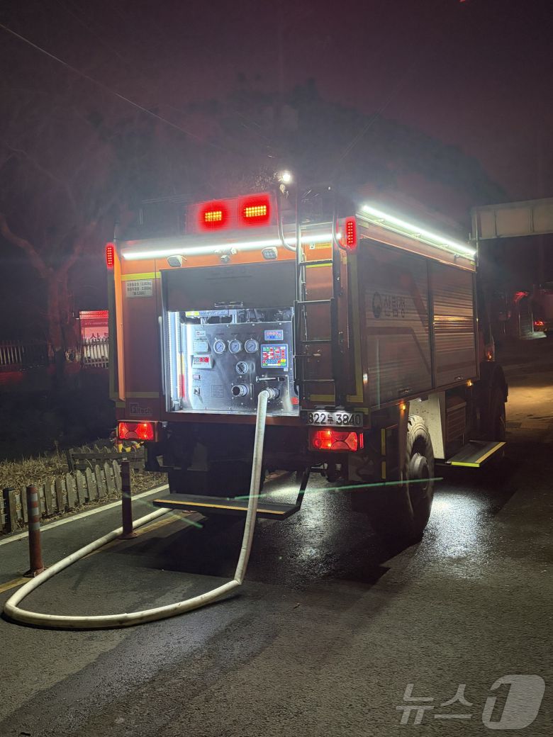 21일 오후 3시 2분쯤 광양 옥곡면 백운산 자락서 불이 나 소방당국이 대응 2단계를 발령하고 소방차에 급수하고 있다. ⓒ News1 김성준 기자